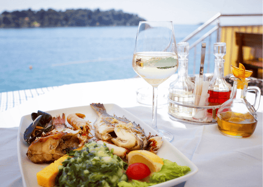 Wein & Fisch: Welcher Wein passt zu Fisch? Chardonnay, Sauvignon & Co.