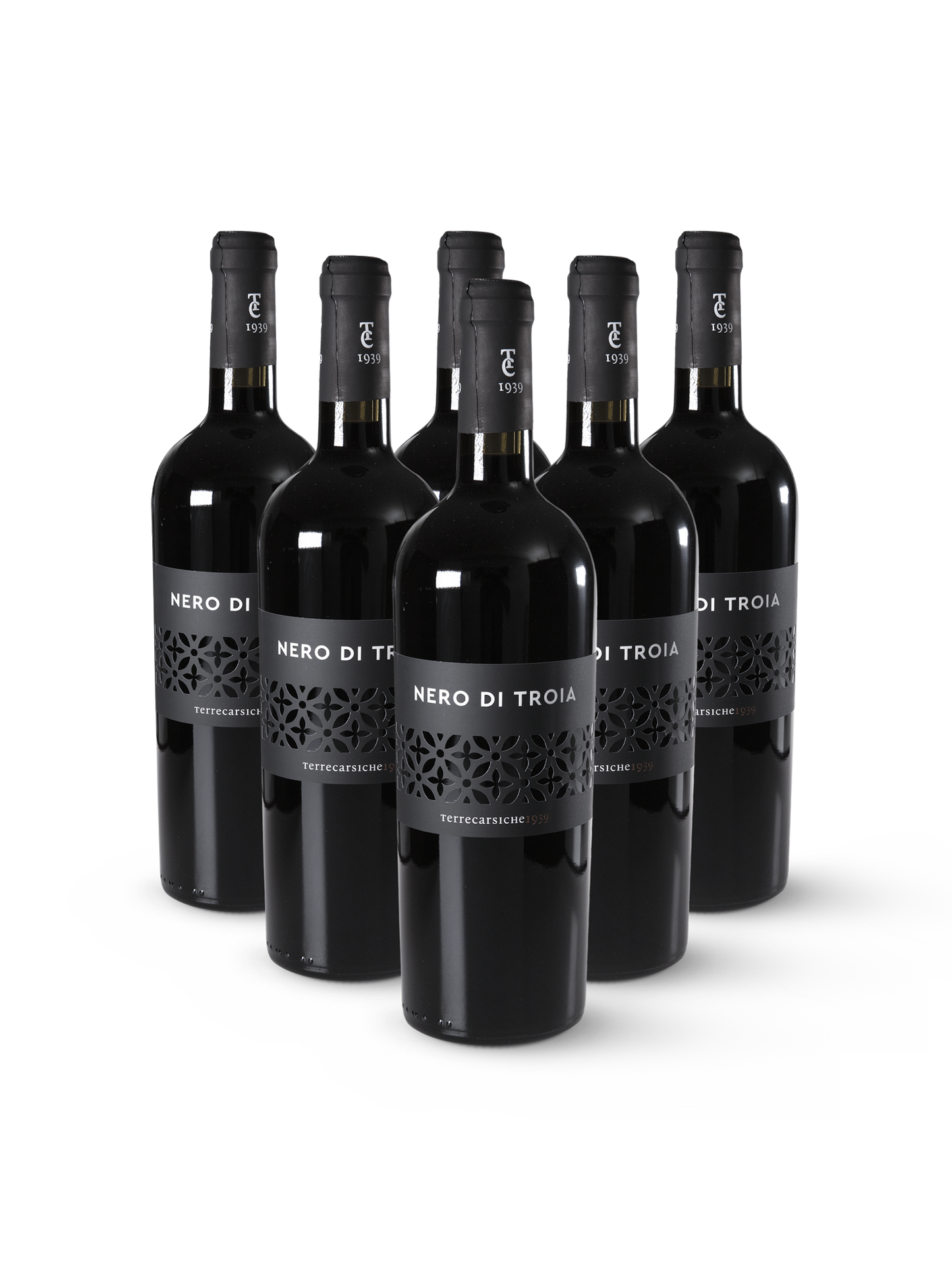 Rotwein Nero di Troia in eleganter Flasche mit dunklem Etikett auf weißem Hintergrund