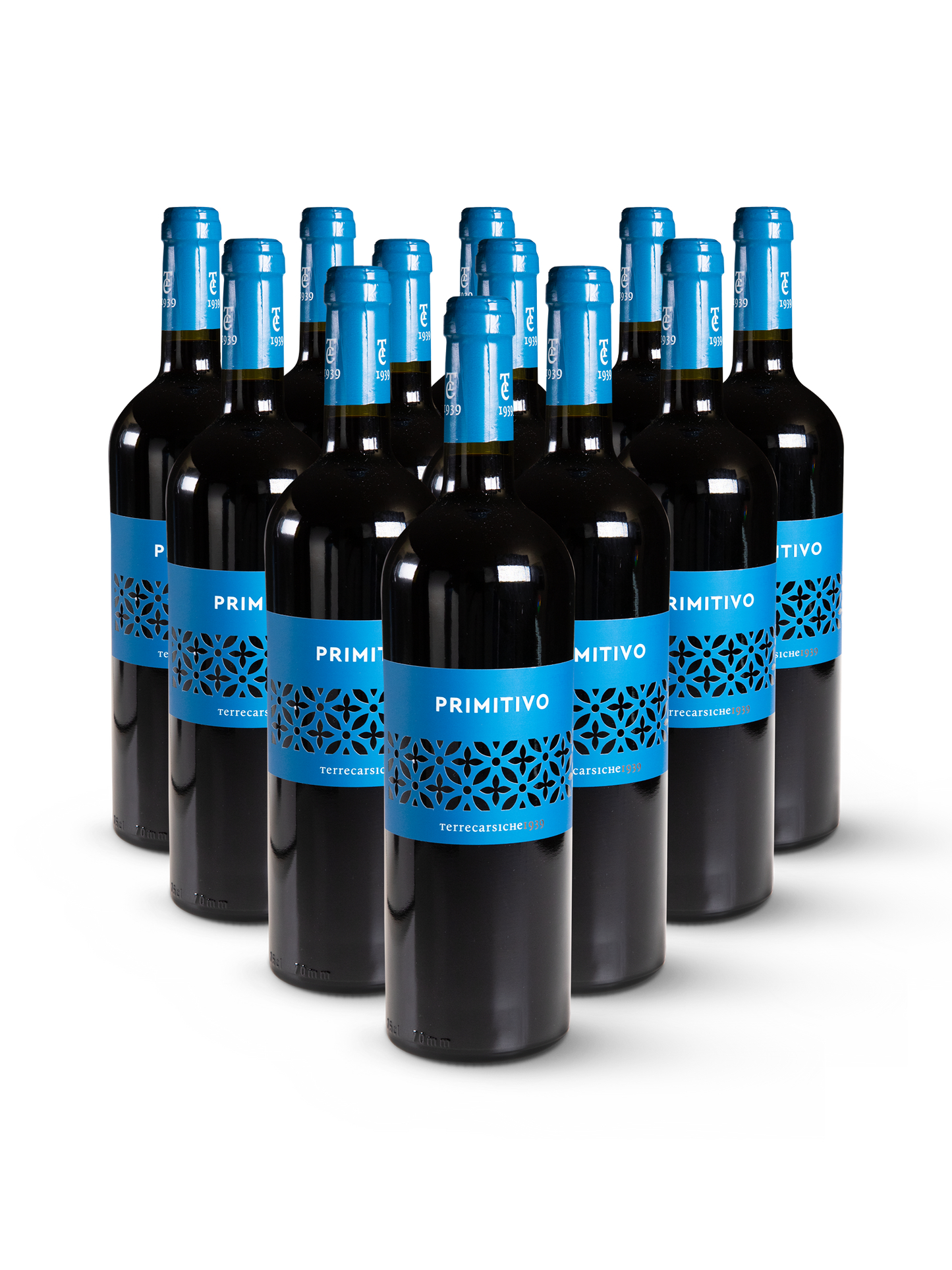 Rotwein Primitivo in 12 eleganten Flaschen mit klassischem Etikett auf weißem Hintergrund