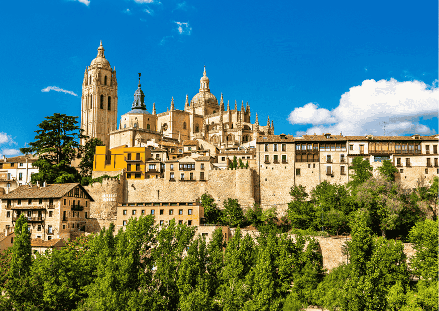 Blick auf die Kathedrale von Segovia in der Region Castilla y León. Heimat namhafter DOs wie Ribera del Duero und Rueda.