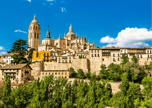 Blick auf die Kathedrale von Segovia in der Region Castilla y León. Heimat namhafter DOs wie Ribera del Duero und Rueda.