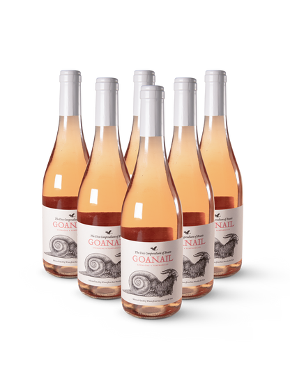Rotwein Goanail in 6 klaren Flaschen mit elegantem Etikett auf weißem Hintergrund