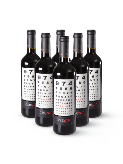 Rotwein LeseGut 974 in 12 klaren Flaschen mit minimalistischem Etikett auf weißem Hintergrund