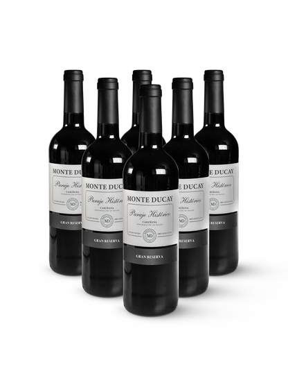 Rotwein Monte Ducay Gran Reserva in 6 eleganten Flaschen mit goldrotem Etikett auf weißem Hintergrund