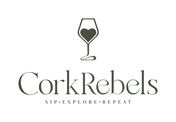 CorkRebels-Logo, Schriftzug mit Weinglas in Form eines Herzens