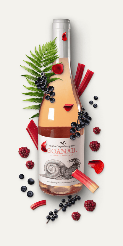 Goanail Roséwein mit Zutaten (rote Früchte, Rhabarber, Himbeeren)