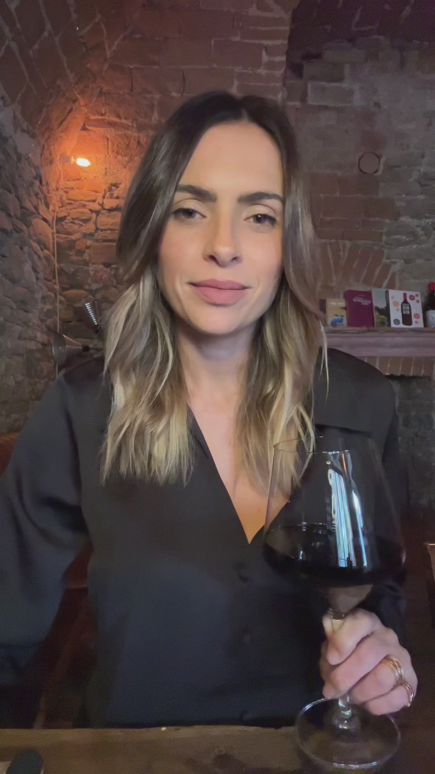 Video laden: Penny unsere Weinexpertin stellt den Echo indigo Weißwein vor