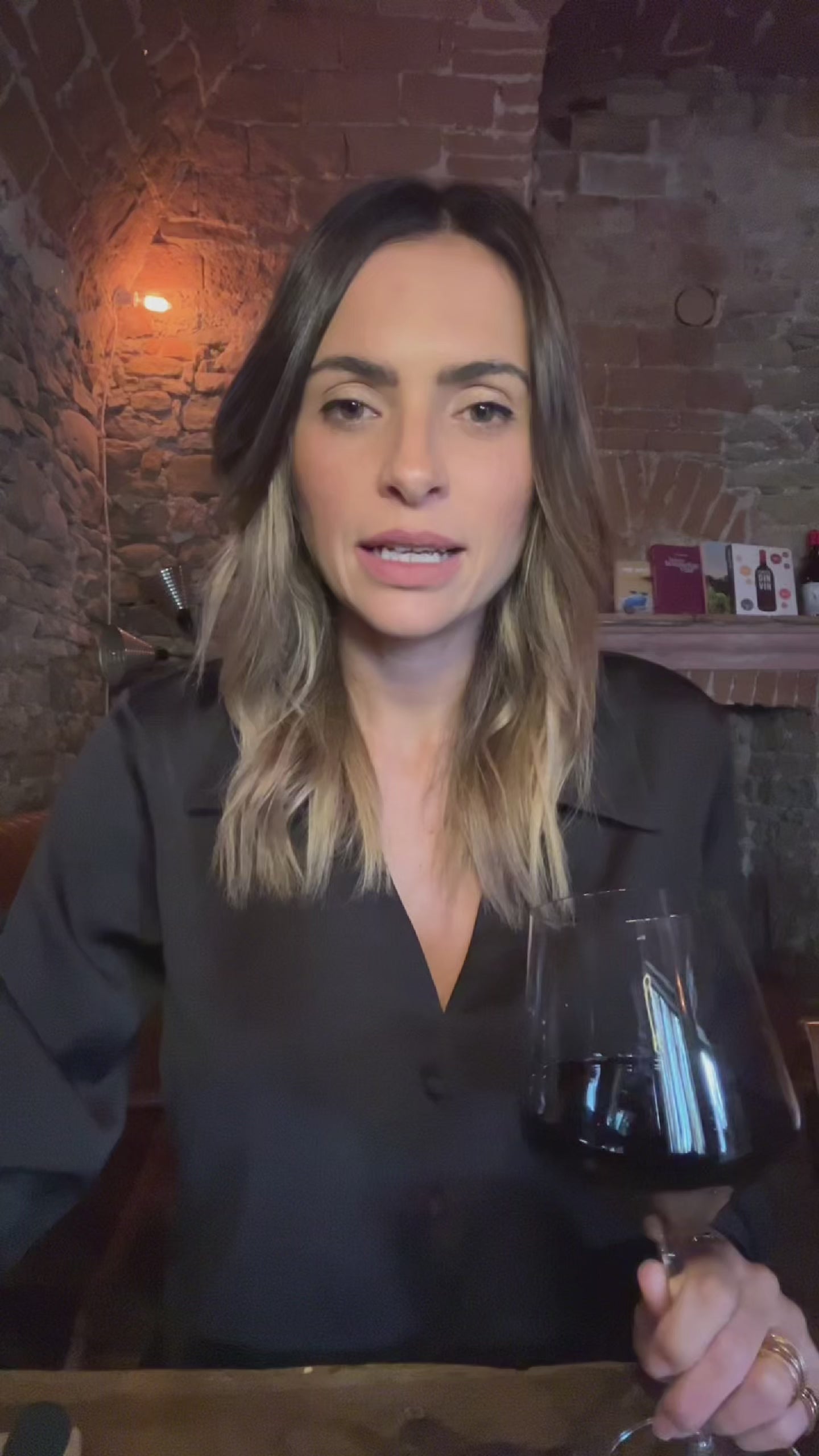 Load video: Penny unsere Weinexpertin stellt den Foxcon Rotwein vor