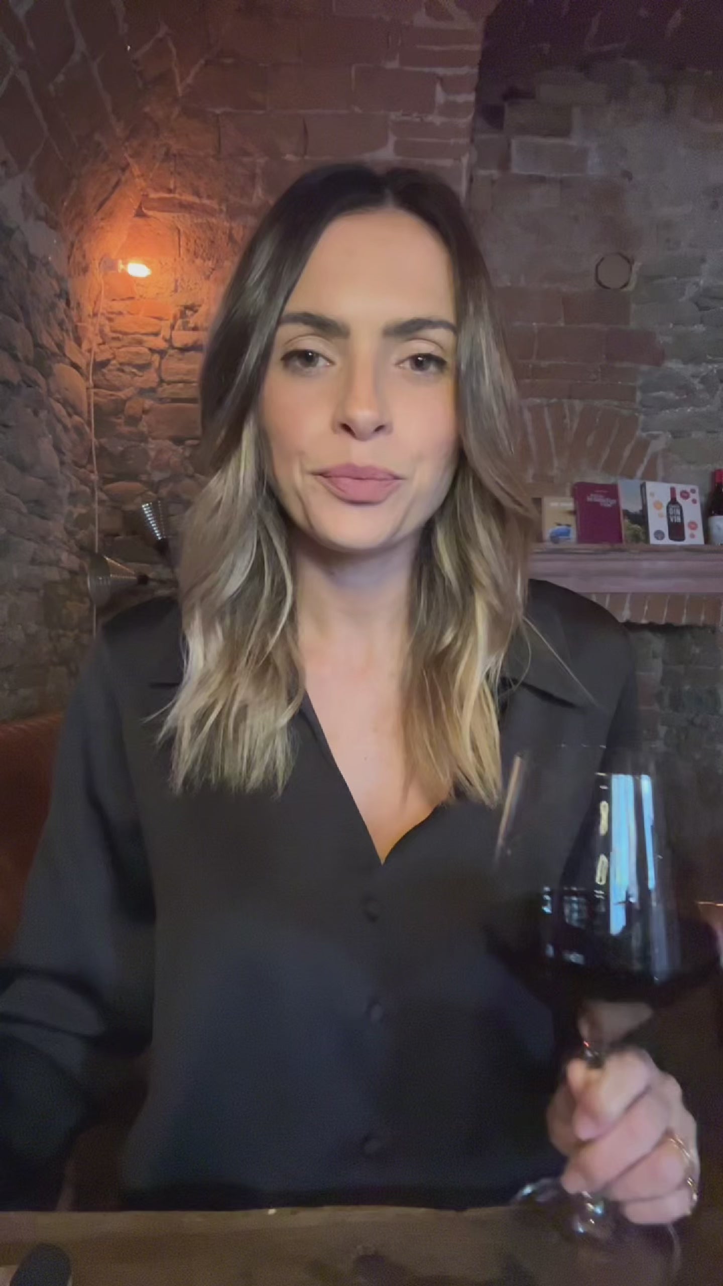 Video laden: Penny unsere Weinexpertin stellt den Nero di Troia Rotwein vor